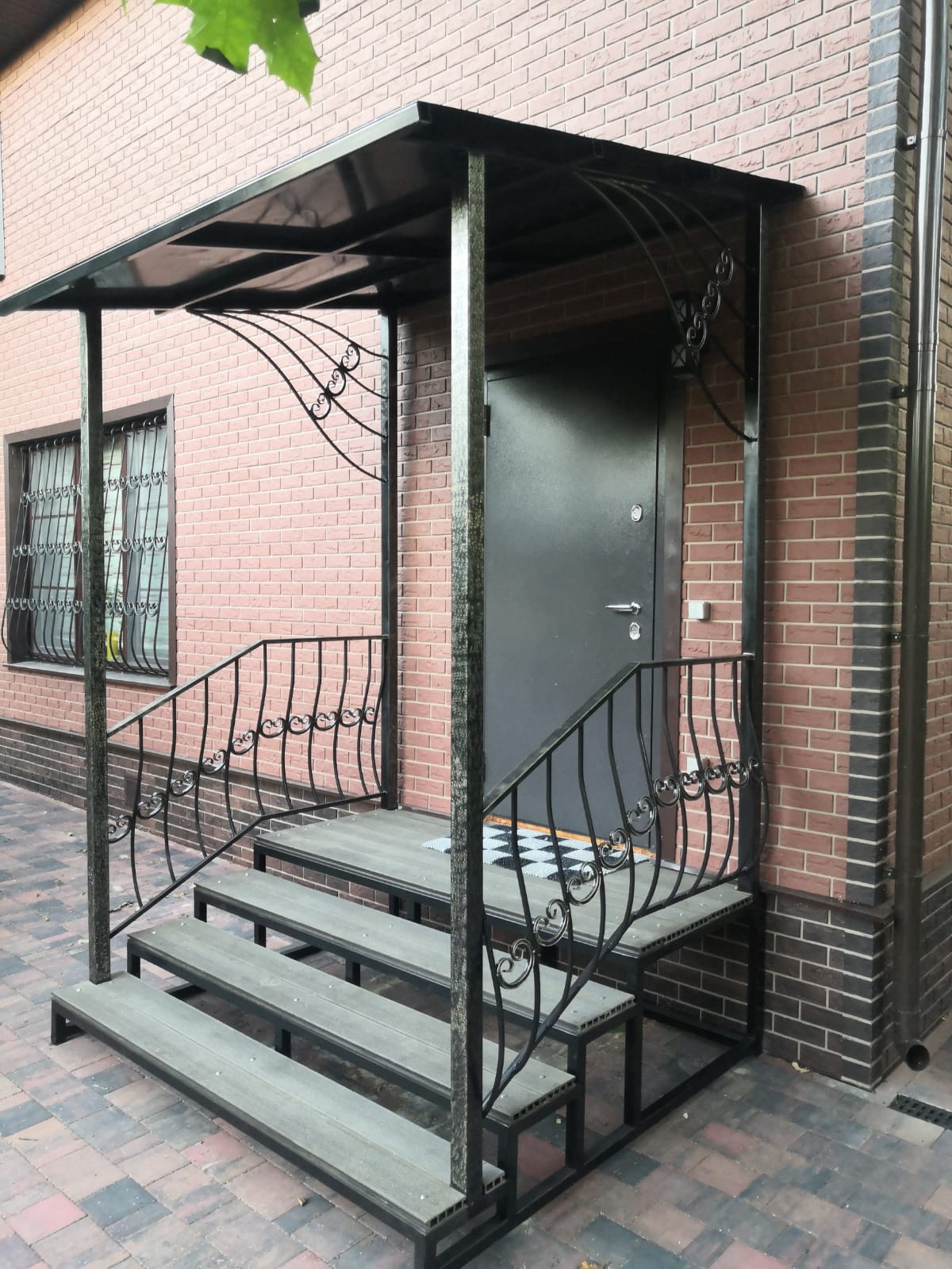 Металлическое крыльцо с ковкой